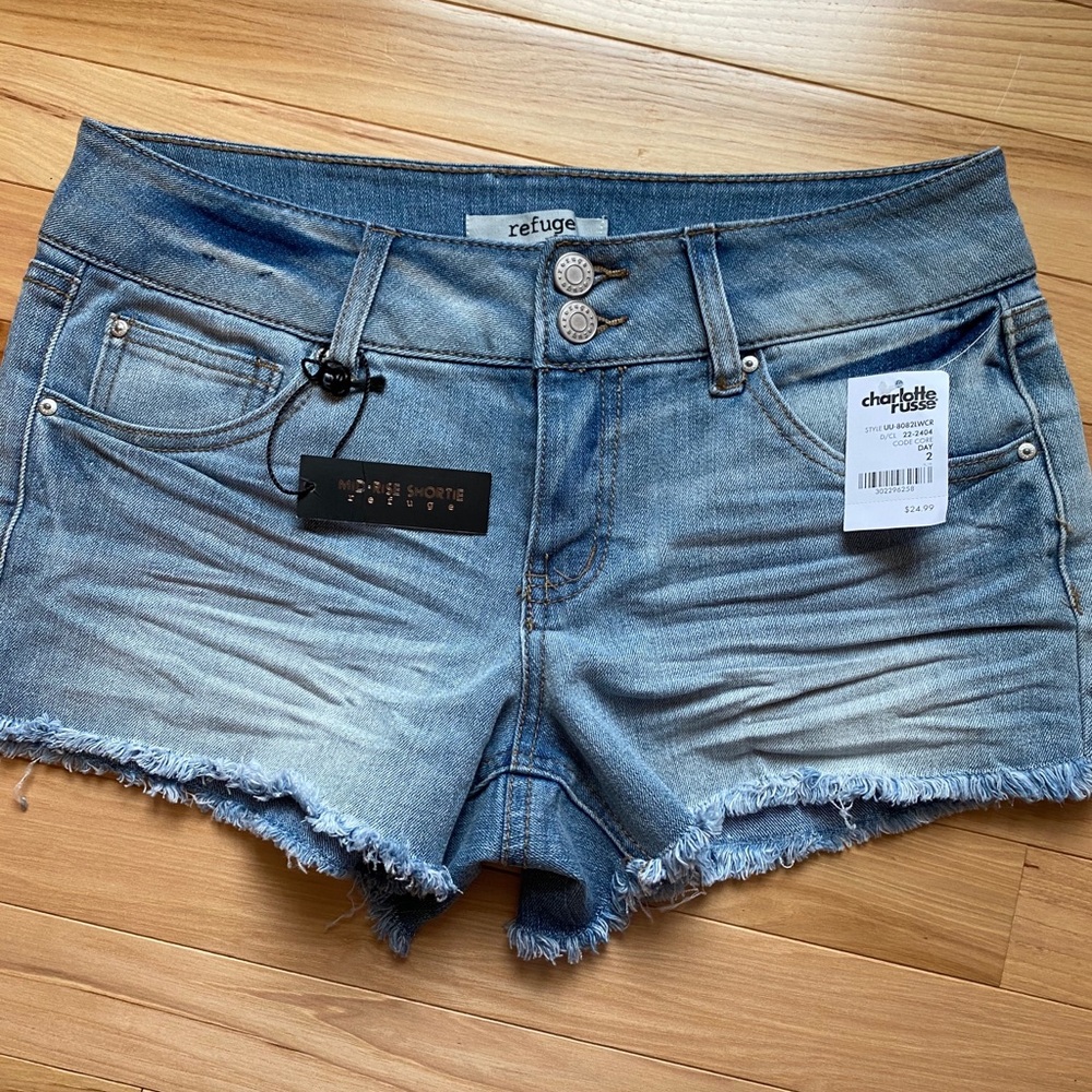 🆕 NWT!! Refuge Mid-Rise Shortie Cut-Off Shorts
